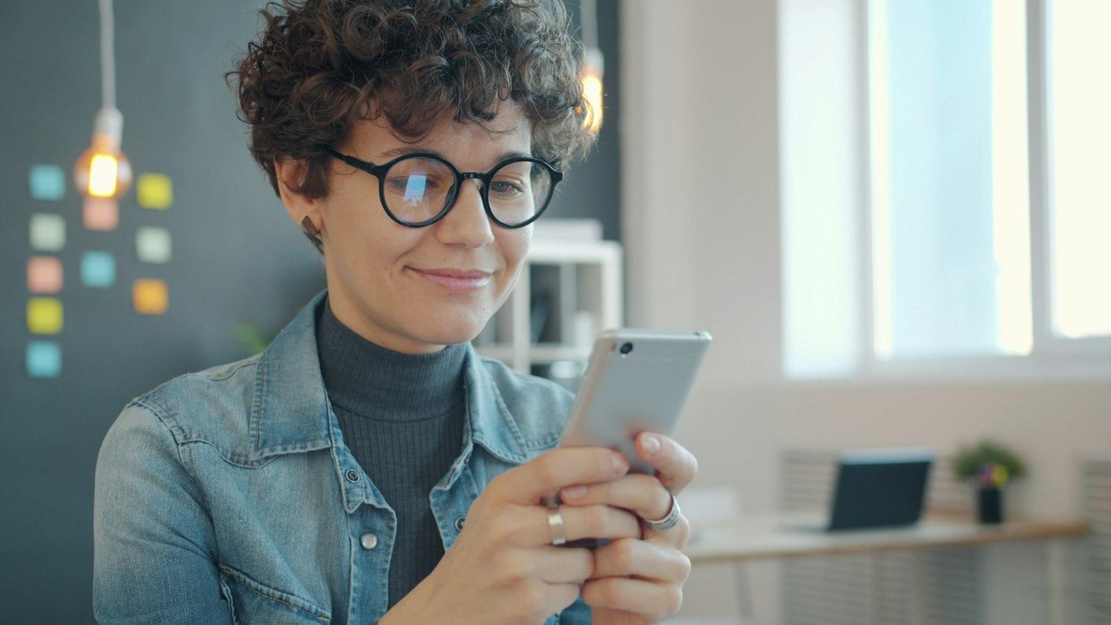 Ondernemer leest haar rapport op de telefoon