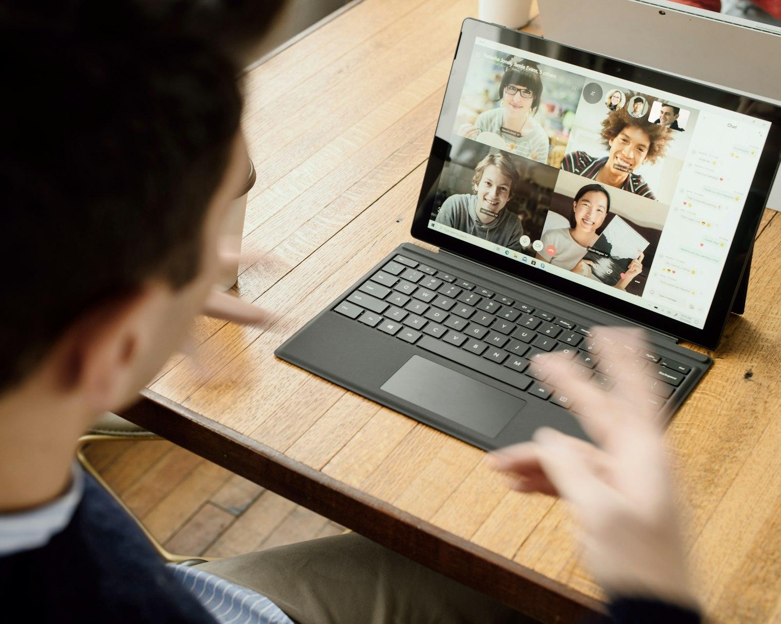 Videogesprek op een laptop